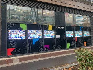 Les habits de Canal Plus, en décrypté, côté rue…